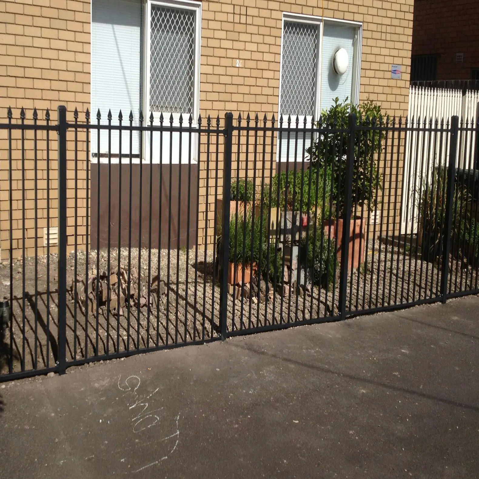 Ucuz fiyat bahçe kullanılmış ferforje çit toz kaplı mızrak üst çelik arazi çiti