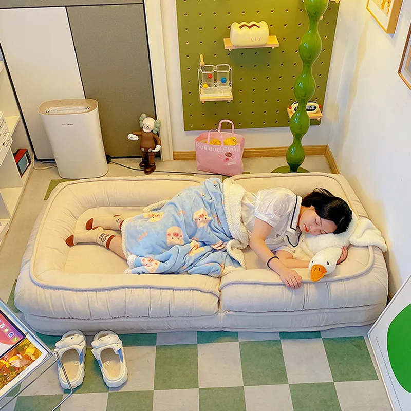 怠惰なソファは横になって、小さなソファバルコニーレジャー畳を読んでいる巨大な人間の犬小屋の寝室の部屋で眠ることができます