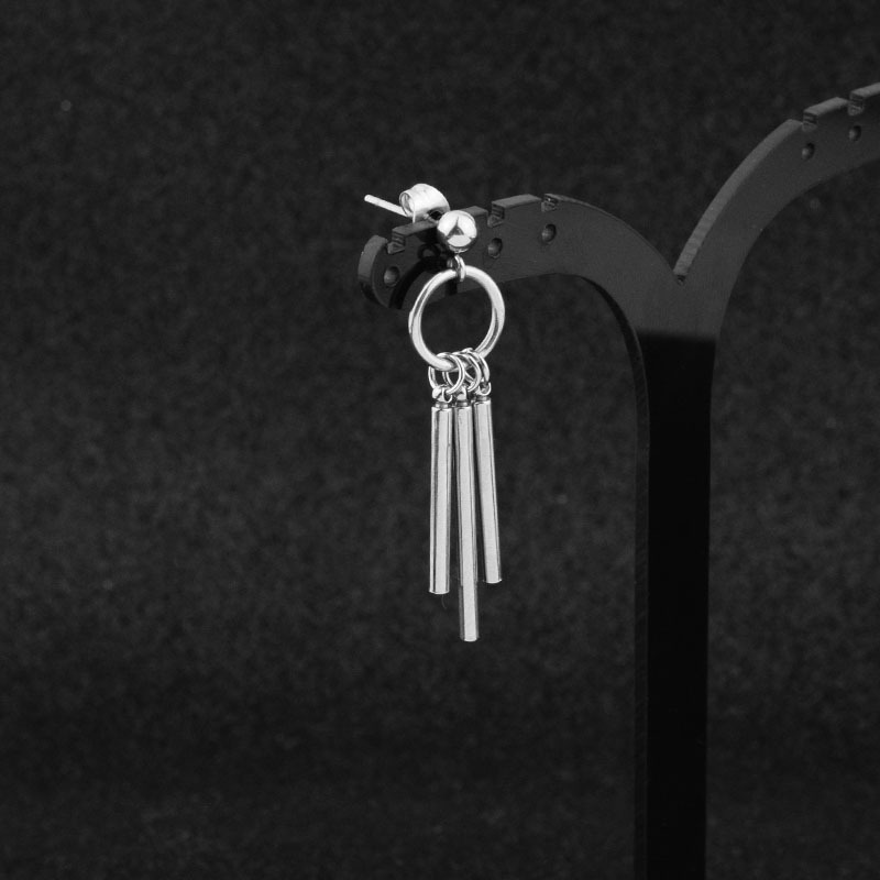 E028-S1 (Une boucle d'oreille avec trous pour les oreilles)