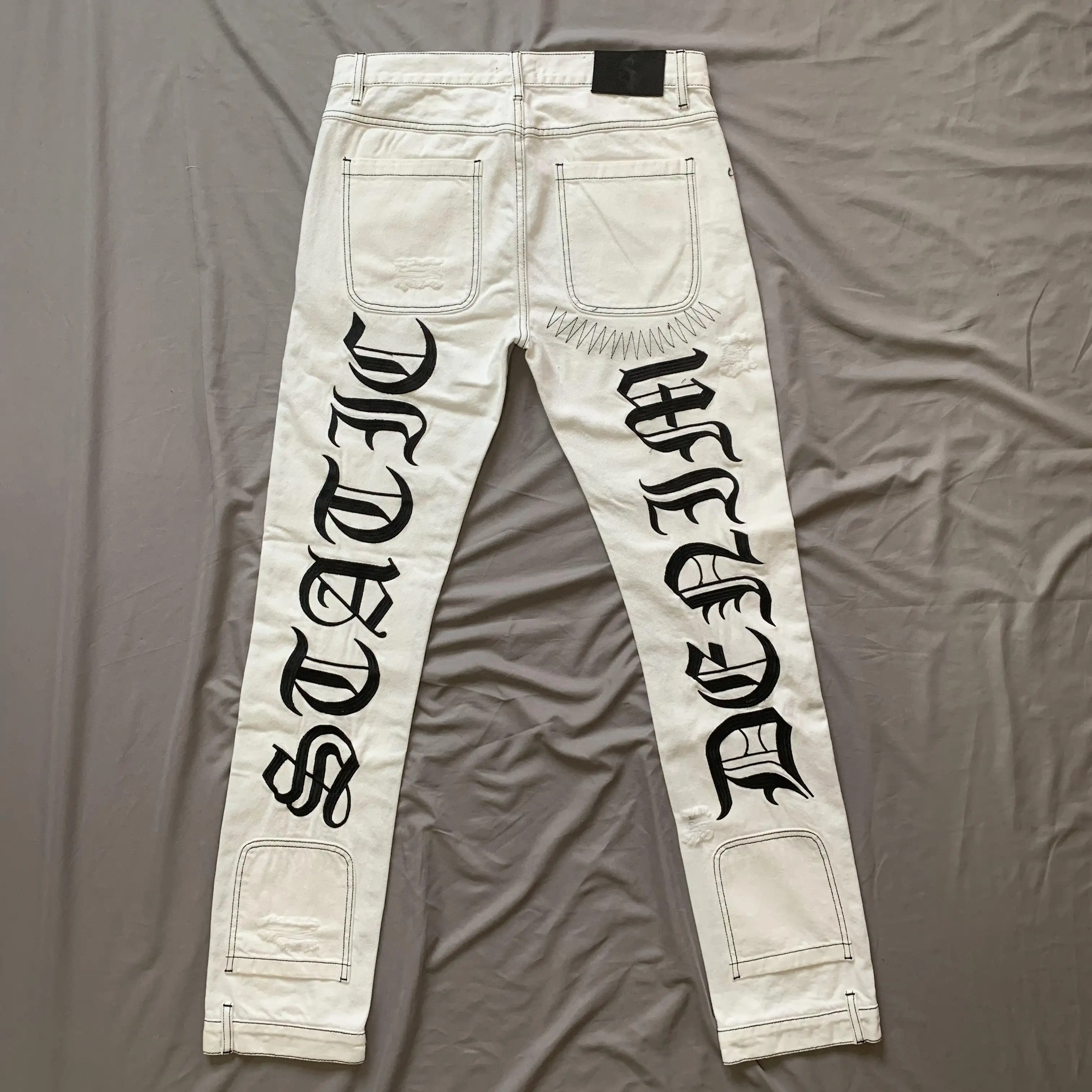 Calça jeans masculina com remendo inferior de cabeça para baixo bordado com logotipo personalizado, design branco, fornecedor de fábrica