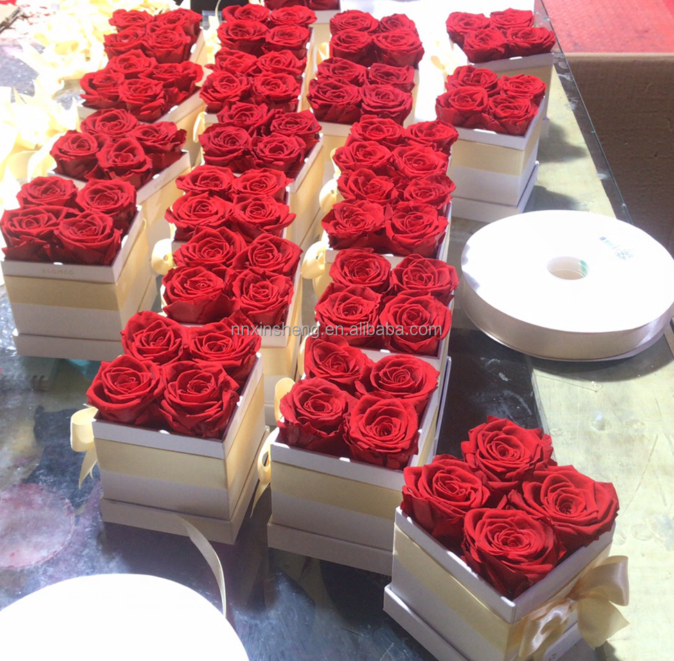 Roses 4pc dans la boîte carrée