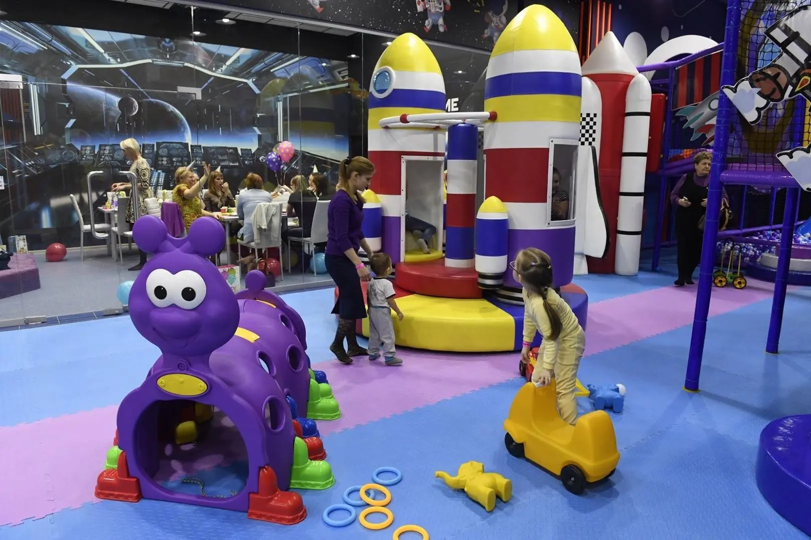 2024 Das beste Indoor-Vergnügungsprojekt der Welt kleine Schleppe Kinder-Spielplatz Indoor