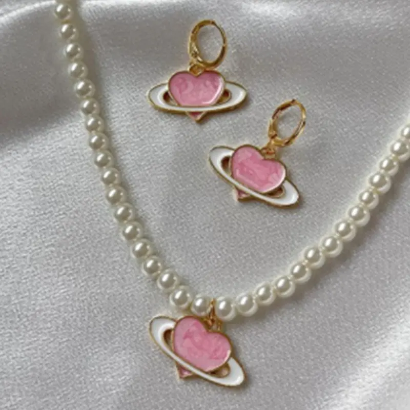 Orecchini con collana di perline di perle con cuore smaltato rosa creativo di Design di nicchia Set la migliore catena girocollo pianeta popolare per gioielli da ragazza carini