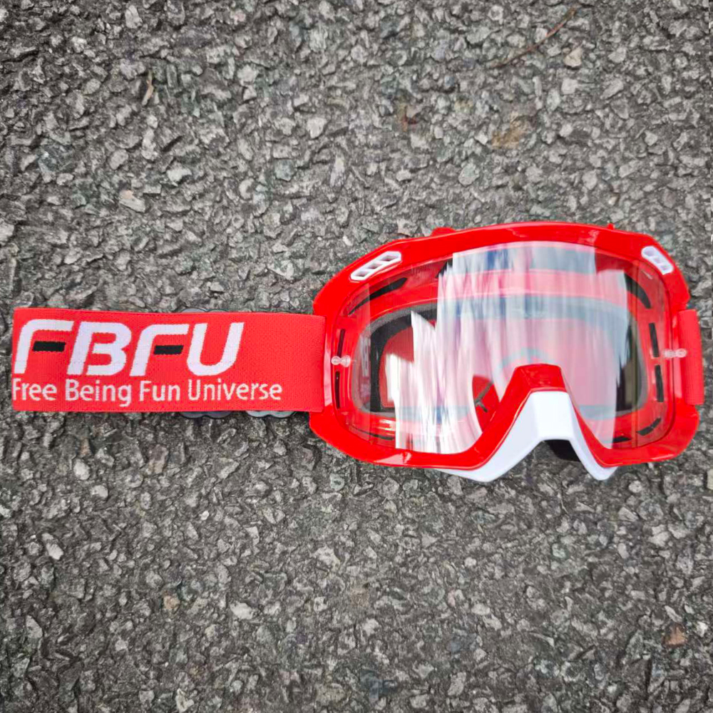 Gafas transparentes con montura roja.
