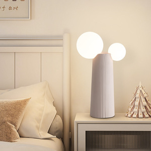 İskandinav Modern yaratıcı dekoratif masa lambası basit tasarım başucu çalışma lambası - Product Image 6