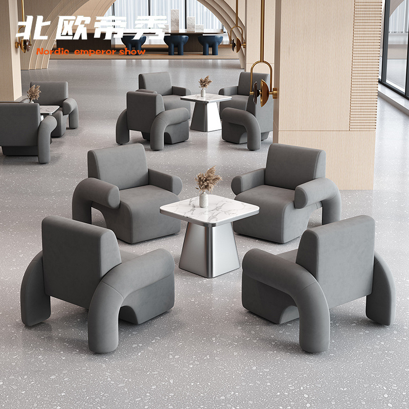 Una mesa y cuatro sillas en color gris.