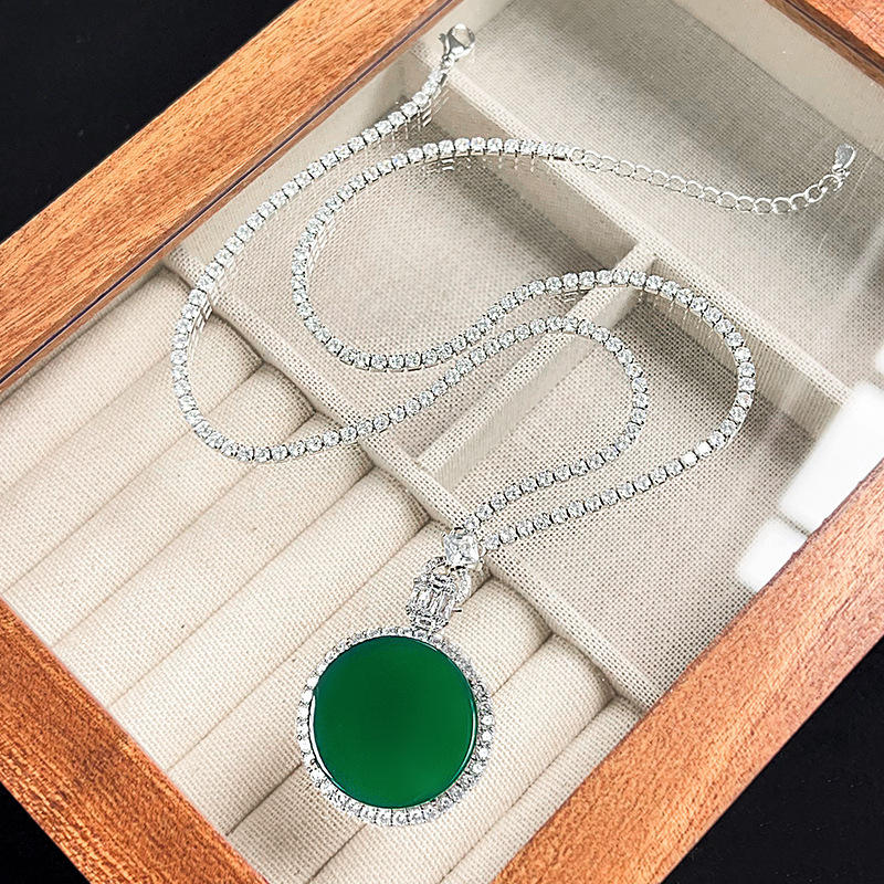 Emerald round belt versatile chain