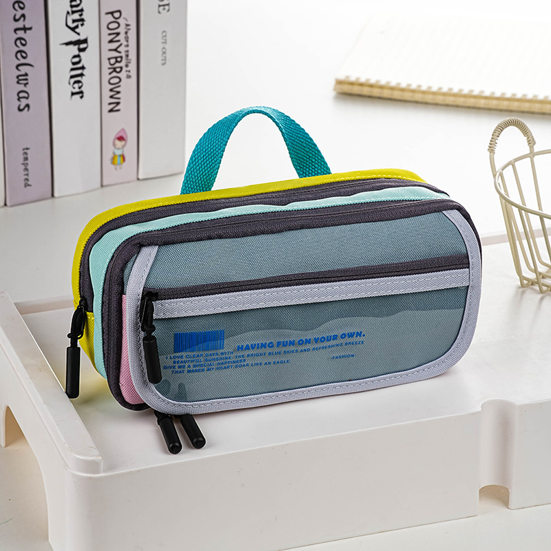Trousse grise avec poignée