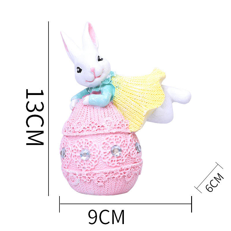 Oeuf rose donnant un coup de pied au lapin jaune