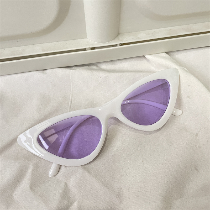Triangle film noir violet