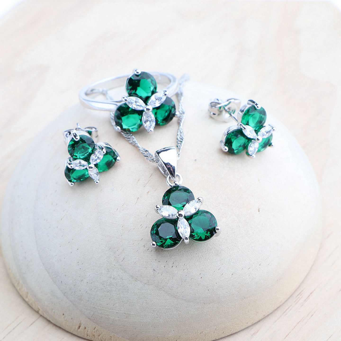 สีเขียว