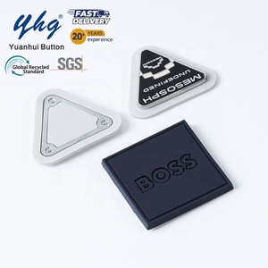 Высококачественные тисненые фирменные буквы из силиконового каучука, латунные бирки из цинкового сплава, эмалевые металлические этикетки для одежды - Product Image 1