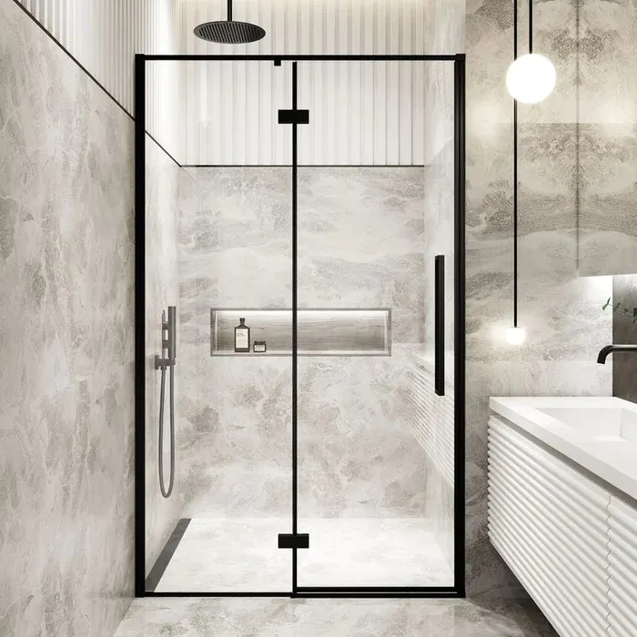 Porte battante de douche ouverte à l'extérieur de la salle de douche en verre Porte de douche en verre trempé