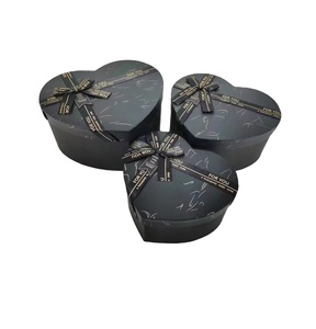 Juego de 3 Cajas de Regalo anidadas de corazón negro con lazos de cinta Cajas de regalo negras de lujo con impresión en relieve Tamaños surtidos Presente - Product Image 1