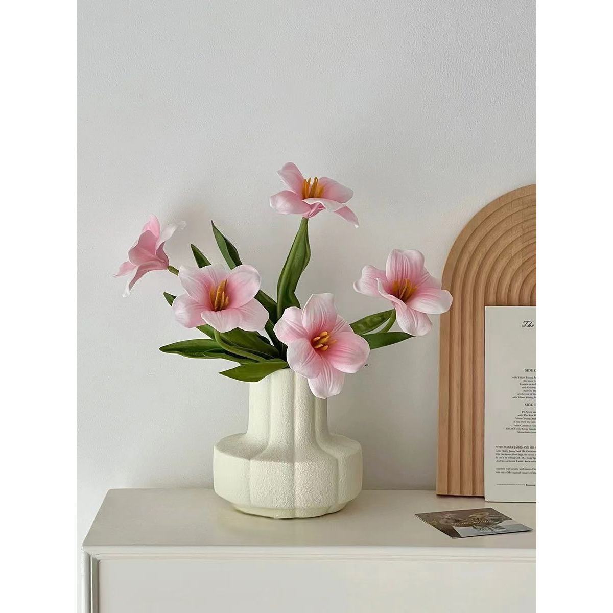 Cinq vases en forme de tulipe de couleur pétale crémeux en rose lait.