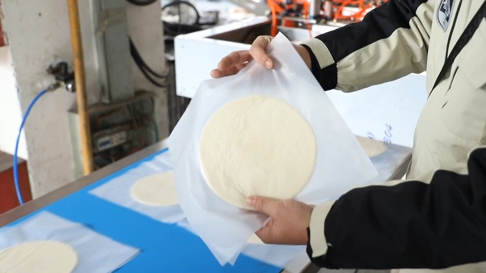 neueste Unternehmensnachrichten über Film Laminieren Lebensmittelmaschine Mehl Tortilla Verpackungsmaschine Tortilla Teigausrollmaschine  4