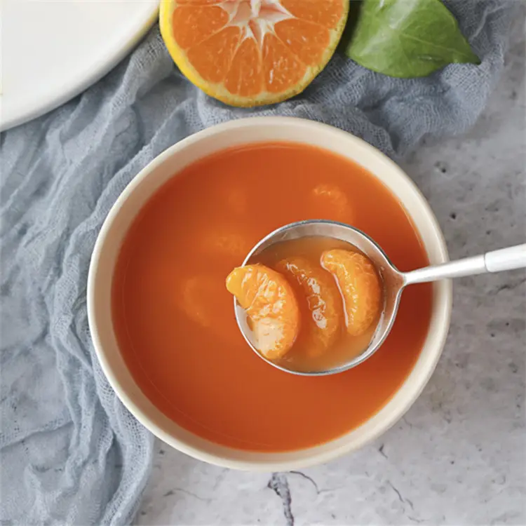 Cetim frutas mandarim laranja em suco de cenoura fermentado em copos de plástico