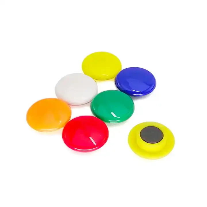 Botões magnéticos do escritório são usados para quadros brancos coloridos do escritório, polegares magnéticos e ímãs do quadro-negro