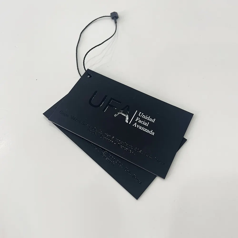 Marchio di lusso personalizzato stampato marchio indumento altalena tag con logo UV stampa indumento gioielli cartellini appesi