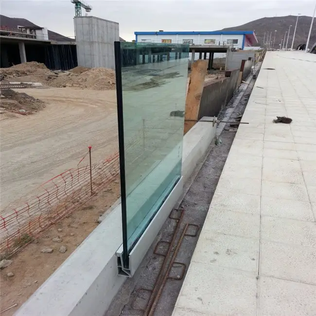 Balustrades/balustrades en verre trempé de base de canal en U sans cadre de conception moderne pour le projet extérieur