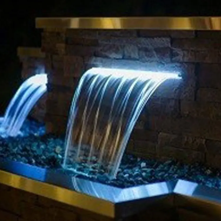 Decoración de jardín cascada caída de agua interior con luz blanca interior fuente de agua