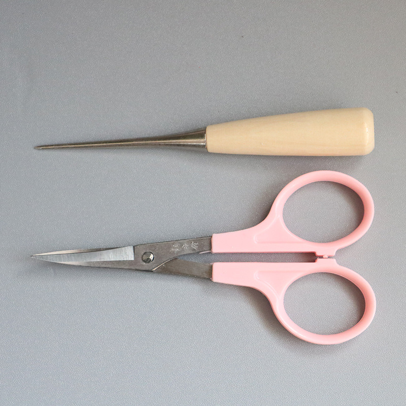 Outils : Ciseaux roses et poinçon