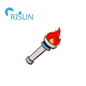 เข็มกลัดติดเสื้อรูปคบเพลิงเคลือบแบบนุ่มสั่งทำ - Product Image 5