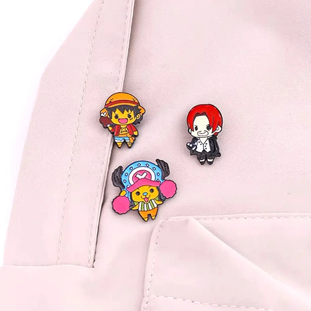 Pin de solapa de personaje de dibujos animados, esmalte suave de metal, surtido a granel, pin esmaltado personalizado de anime kawaii para sombrero