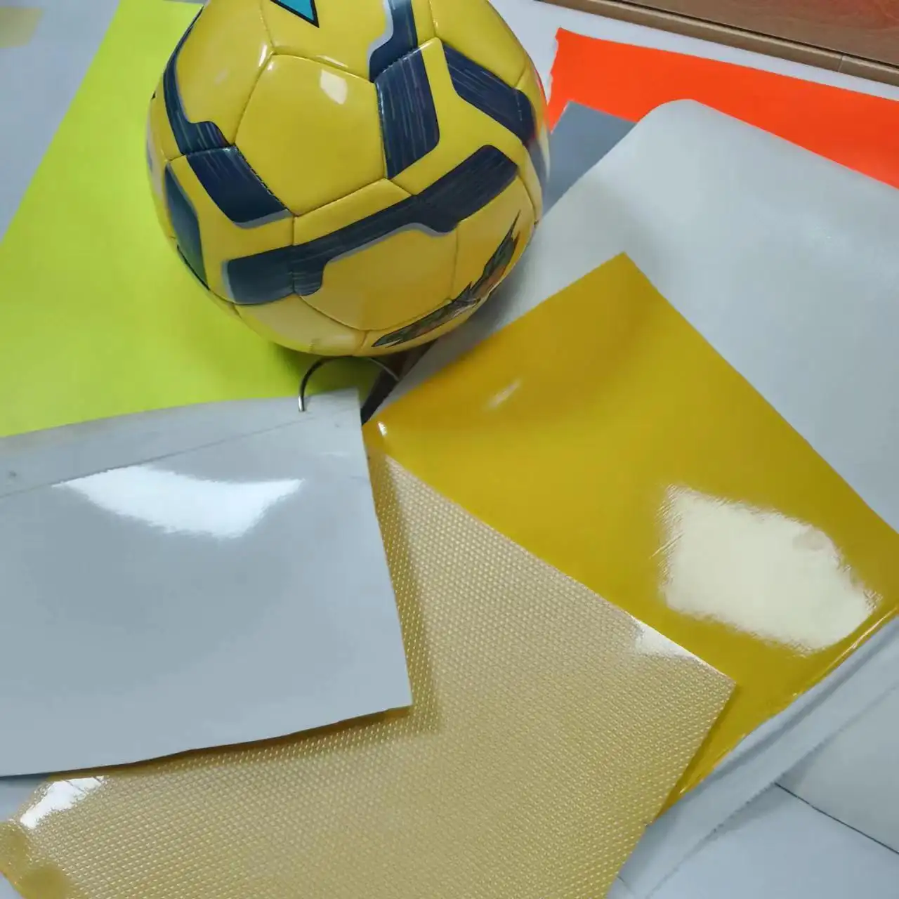 Ketebalan 1.8mm warna Solid EVA dasar kristal pembuat sepak bola PU bola kulit bahan kulit sintetis