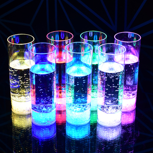 Barlar parti iyilik renkli LED ışık Up Highball cam yanıp sönen gıda sınıfı güvenli temizle plastik Tumblers