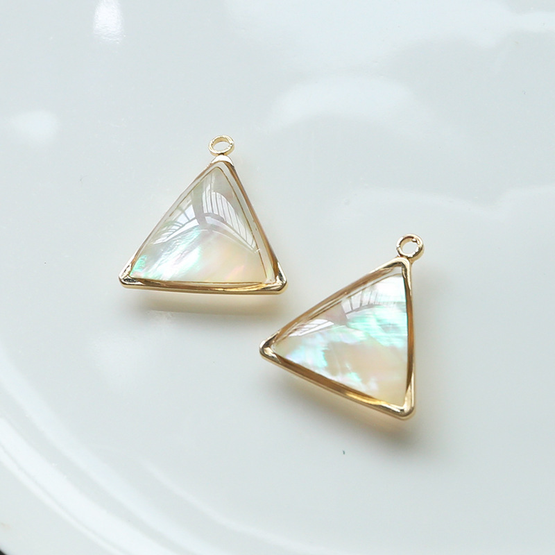Una concha triangular blanca de No.17