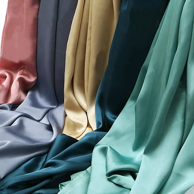 Matériel de couture de tissu de polyester de couleur unie de concepteur soyeux doux de satin pour la robe et la doublure au mètre