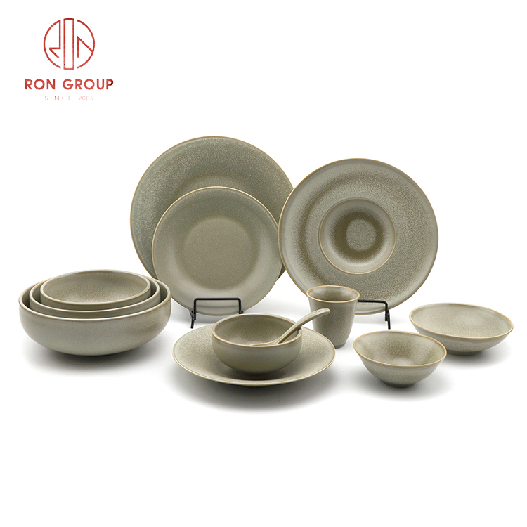 ensemble d'assiettes