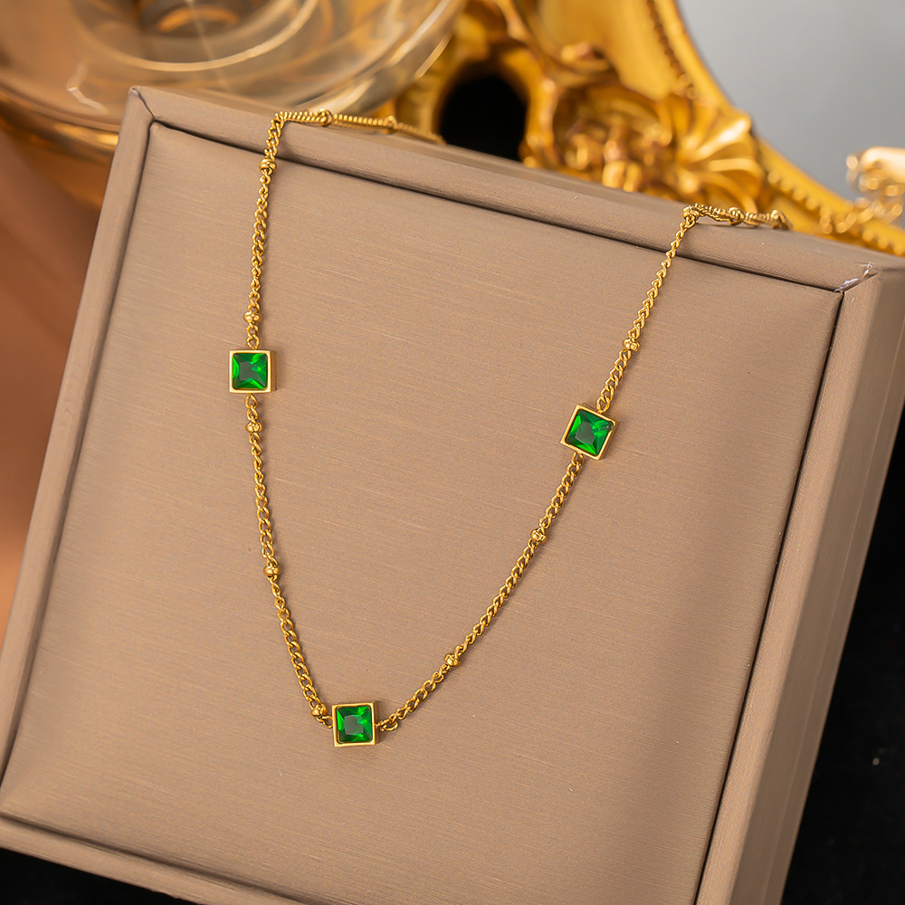 Collier pierre blanche verte X978