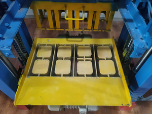 Máquina formadora de bloques de hormigón Máquina de fabricación de ladrillos de bloques semiautomática para pequeñas empresas - Product Image 4