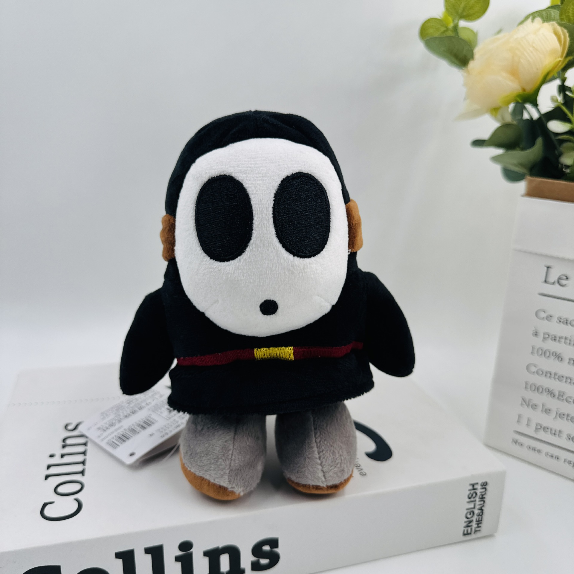 Une petite figurine masquée au nez trompette-noir-15cm