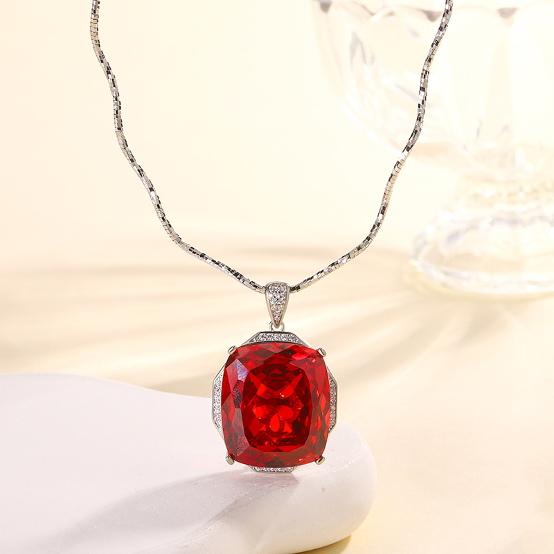 Pendentif orange avec chaîne courbe