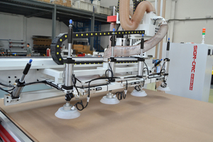 Pannello di legno linea di produzione di nidificazione macchina cnc con caricamento automatico tavolo di scarico router per mobili mobile