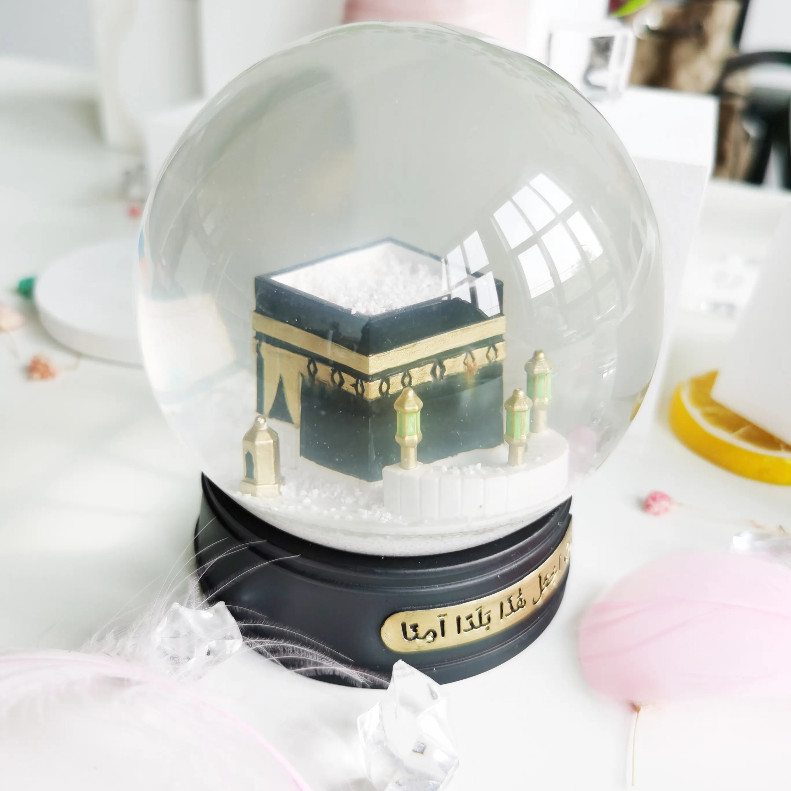 Conception personnalisée 100mm musulman Kaaba Globe d'eau résine verre boule à neige fleur artificielle modèle décoration de la maison musique thème bâtiment