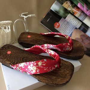 女性角色扮演日本花卉图案木鞋平底拖鞋女式家居人字拖夏季Geta凉鞋