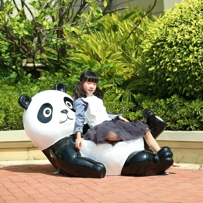 Çocuk parkı dekorasyon fiberglas yüksek kaliteli karikatür koltuk heykeli yarım yalan sevimli Panda koltuk heykeli