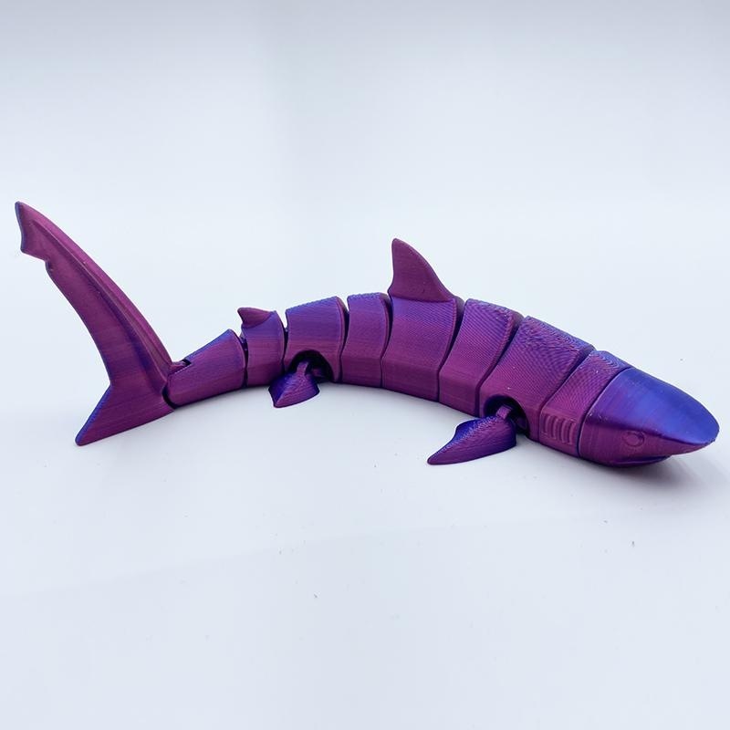 Tiburón rojo y azul de 22 cm de largo.