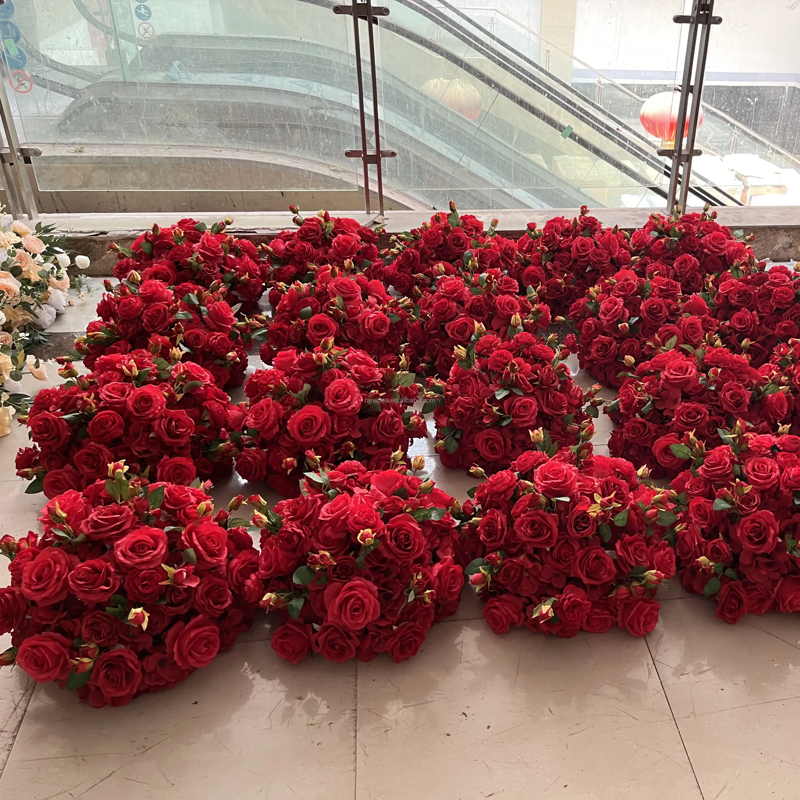 قطع مركزية من الورود الاصطناعية الحمراء لتزيين طاولة الزفاف