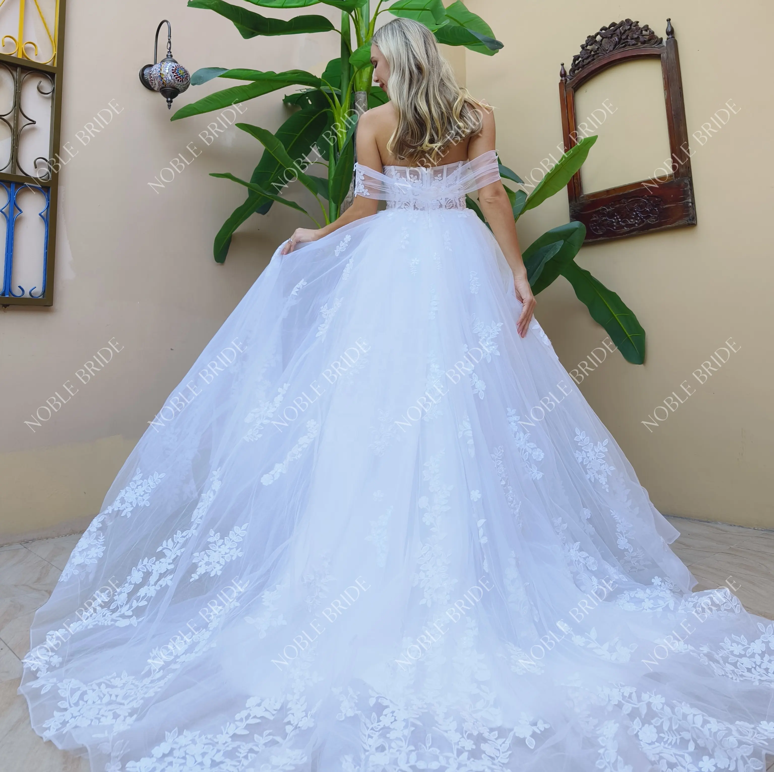 Gaun pengantin bangsawan, desain terbaru dari bahu renda gaun pengantin Tulle dengan jubah panjang 2024