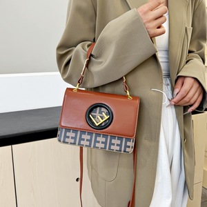 2024 kadın High-End Crossbody çanta kabartmalı fransız tarzı küçük kare çanta PU astar ile yeni moda kişilik