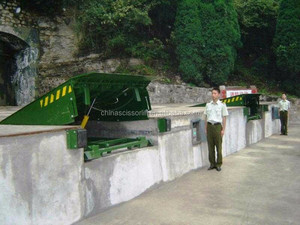 Nivelador de muelle fijo con superficie antideslizante y características de seguridad para carga y descarga - Product Image 2