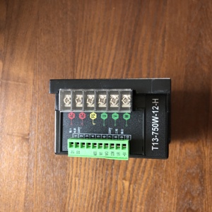 Unidad de frecuencia variable 0.75KW Entrada Monofásica 220V y Salida Trifásica 220V Controlador de velocidad del motor VFD - Product Image 3