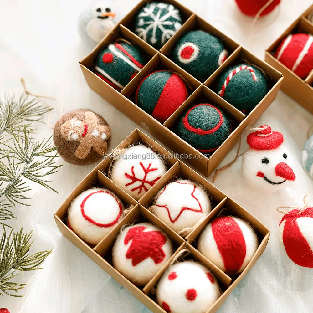 Conjunto de decoración de bolas de lana de Navidad, colgante de árbol con patrón de dibujos animados de felpa, caja de escaparate de regalo de vacaciones para el hogar o la oficina