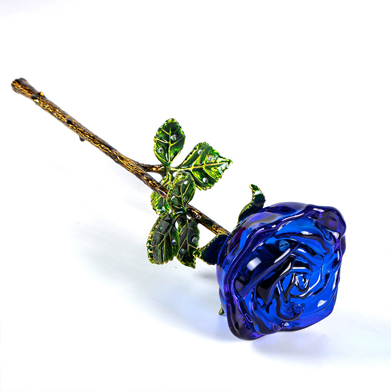 Feuilles vertes colorées, roses bleues