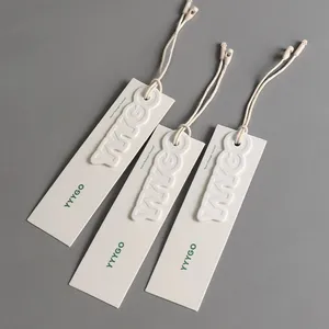 Trendy özel logo kıyafet askı etiket beyaz kabartmalı baskı kombinasyonu salıncak asmak etiketi geri dönüşümlü kadın kıyafet askı etiket